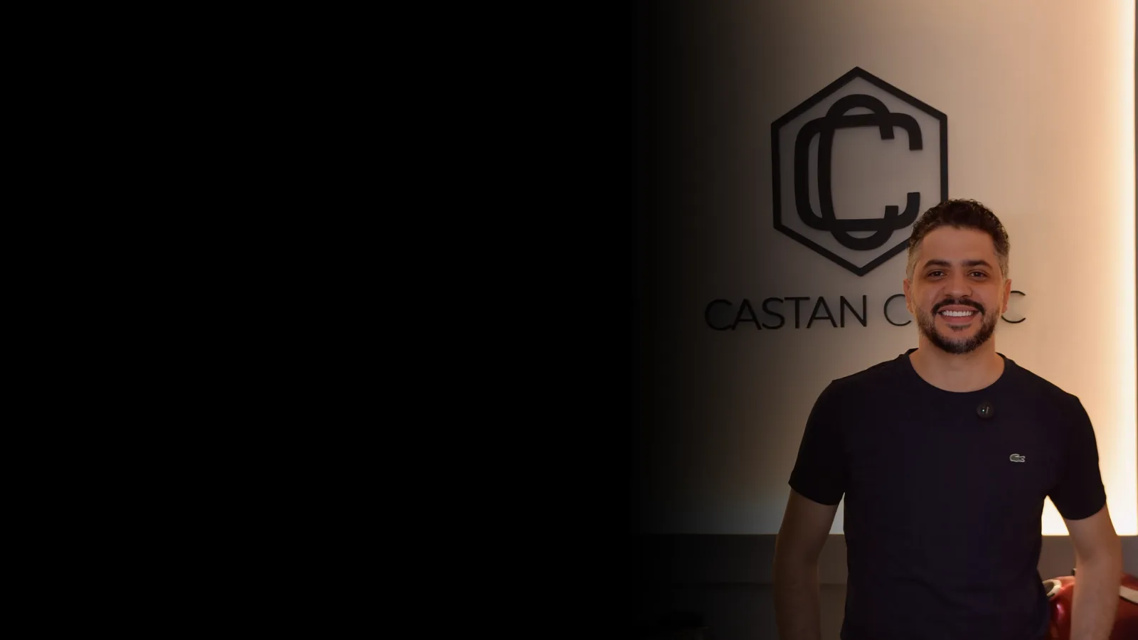 Dr. Douglas Castanheira em seu consultório na Castan Clinic